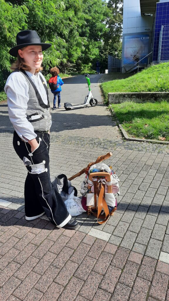 lässiges Foto mit allen Wanderutensilien
