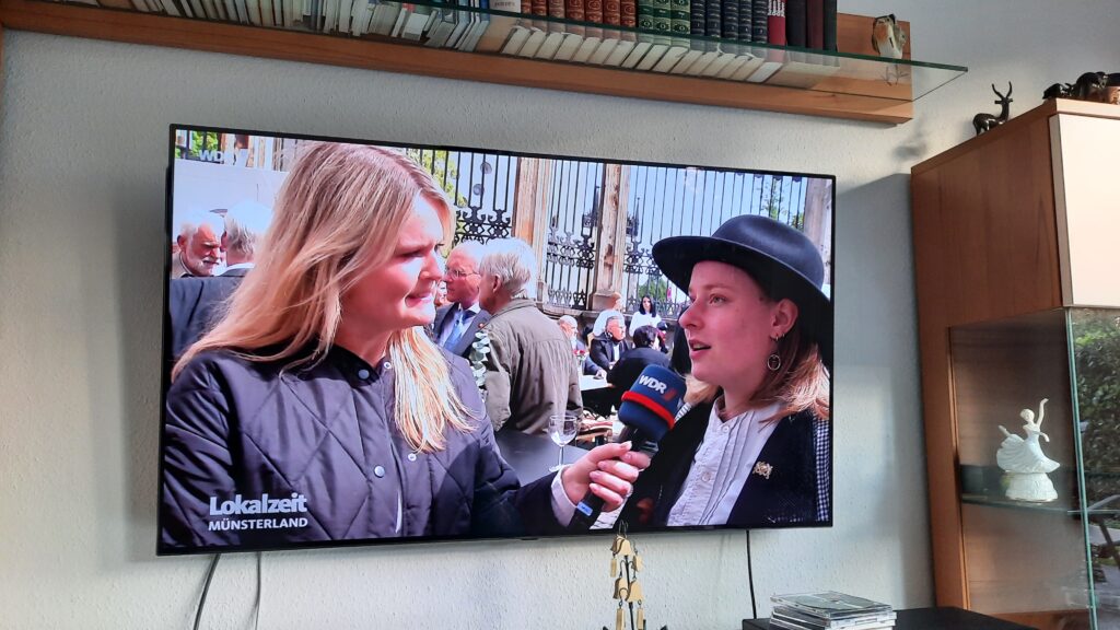 In der Lokalzeit im TV wird Daniela interviewt.