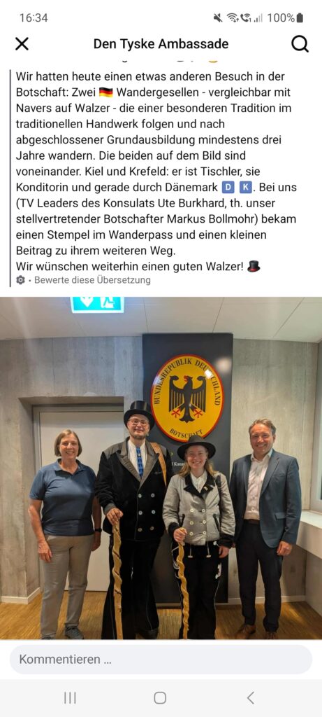 gemeinsames Foto mit einem weiteren Wandergesellen und zwei Vertretern der deutschen Botschaft in Kopenhagen