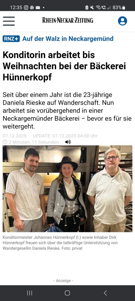 Konditormeister Johannes Hünnerkopf mit Daniela und Inhaber Dirk Hünnerkopf posieren vor ihrem Backofen. 